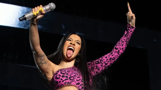 Žena tuži Cardi B i traži masnu odštetu: 'Pogodila me mikrofonom!'