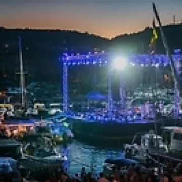 Vela Luka u suzama: Pogledajte prošlogodišnju atmosferu 'Traga u beskraju'