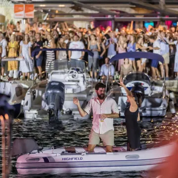 Vela Luka u suzama: Pogledajte prošlogodišnju atmosferu 'Traga u beskraju'