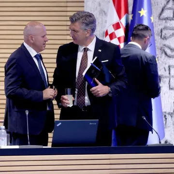 Plenković pozvao građane na mimohod, a Bačić najavio novi model stambenog zbrinjavanja