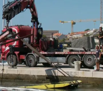 Nakon dramatičnog jutra na splitkoj Rivi, kamion uspješno izvučen iz mora: 'Sanirano je 95 posto štete'