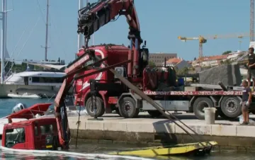 Nakon dramatičnog jutra na splitskoj Rivi, kamion uspješno izvučen iz mora: 'Sanirano je 95 posto štete'