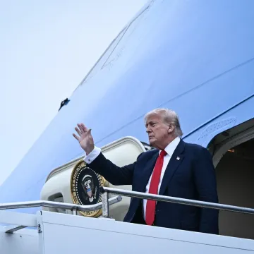 Trump u posjetu djedovini: Njemu je 'sjajno', ali nisu svi oduševljeni. Čeka ga 'festival otpora'