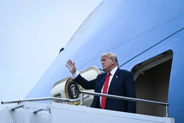 Trump u posjetu djedovini: Njemu je 'sjajno', ali nisu svi oduševljeni. Čeka ga 'festival otpora'