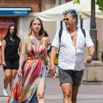 Tetovaže, duboki prorez i boje ljeta: Dama s Korza pokazala stil koji je ukrao svu pažnju