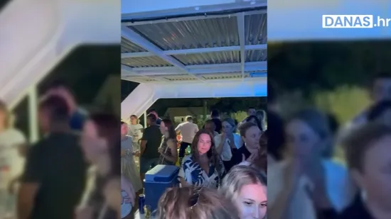 Thompsonova supruga se prepustila emocijama i Oliverovim pjesmama na trajektu