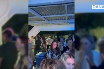 Thompsonova supruga tipkala na mobitel i ljuljuškala se dok se feštalo na trajektu za Olivera