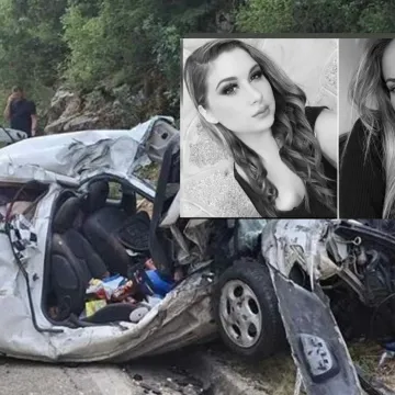 Djevojke (22) udarile u kamion i umrle na mjestu: Auto smrskan završio na dnu stijene
