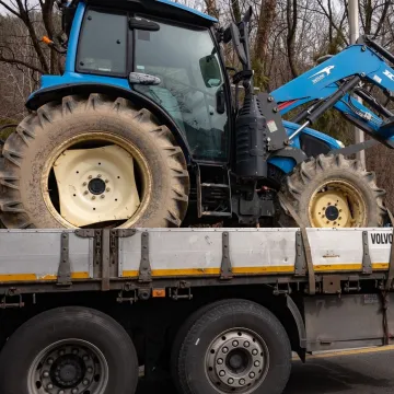 Tinejdžer bez vozačke, a možda i na drogama ukrao traktor i napravio kaos