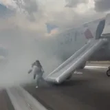 Avion se zapalio tijekom polijetanja, ljudi u panici bježali niz tobogan: 'U plamenu ste!'