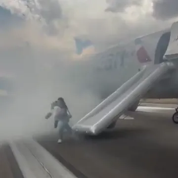 Avion se zapalio tijekom polijetanja, ljudi u panici bježali niz tobogan: 'U plamenu ste!'