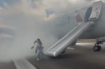 Avion se zapalio tijekom polijetanja, ljudi u panici bježali niz tobogan: 'U plamenu ste!'