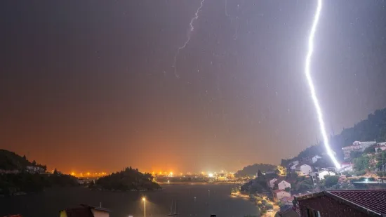 Lovac na oluje u Pločama snimio udar munje u kuću