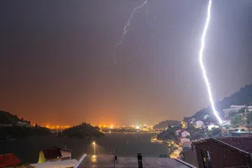 Lovac na oluje u Pločama snimio udar munje u kuću