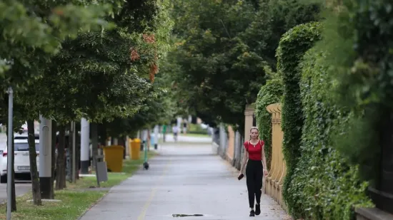 Plavuša u crvenom sama napravila đir po gradu: Pogledajte tko je još uživao u šetnju