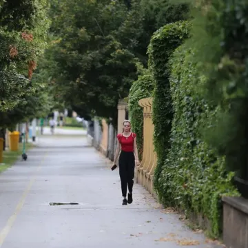 Plavuša u crvenom sama napravila đir po gradu: Ima li dobrovoljaca da joj prave društvo?