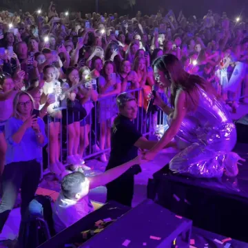 Nije se mogla suzdžati: Severina se rasplakala na koncertu, a ono što je uslijedilo sve je dirnulo
