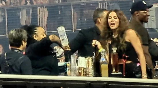 Kardashianka kao puštena s lanca: Potajno flertala s barmenom? Pogledajte fotografije