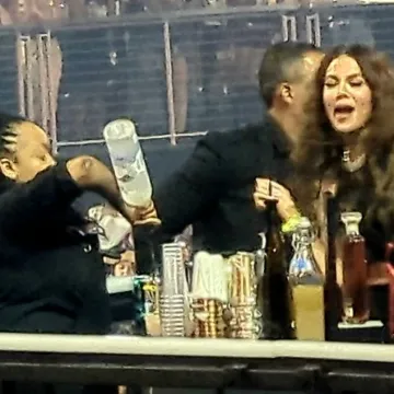 Kardashianka kao puštena s lanca: Potajno flertala s barmenom? Pogledajte fotografije