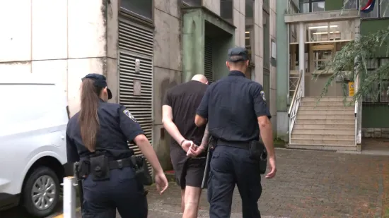 Privođenje osumnjičenih za brutalno premlaćivanje Slovenca (19) u Poreču