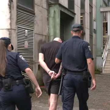 Privođenje osumnjičenih za brutalno premlaćivanje Slovenca (19) u Poreču