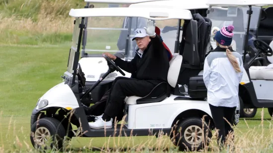 Zaštićen od snajperista i loptica: Pogledajte u čemu se Trump vozi po omiljenim golf terenina