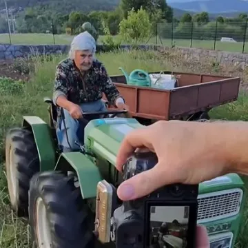 Ima 95 godina, vozi traktor i još obrađuje zemlju, a sada je postala i internet zvijezda
