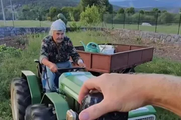 Ima 95 godina, vozi traktor i još obrađuje zemlju, a sada je postala i internetska zvijezda