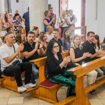 U velolučkoj crkvi pjevali Olivera: Njegova supruga i djeca u prvom redu