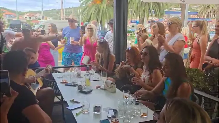 Pogledajte atmosferu u Veloj Luci nekoliko sati prije glazbenog spektakla u čast Oliveru Dragojeviću