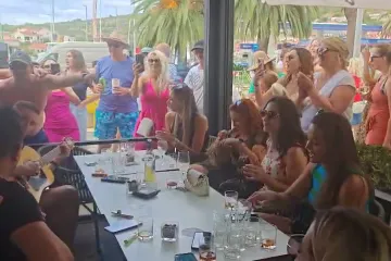 Pogledajte atmosferu u Veloj Luci nekoliko sati prije glazbenog spektakla u čast Oliveru Dragojeviću