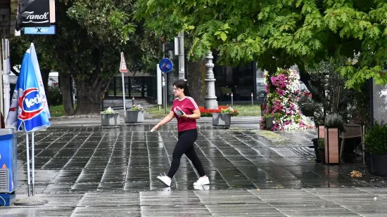 Slavonci nisu od šečera: Kiša ih nije zaustavila od ljetne šetnje, a dama u crvenom privukla pažnju