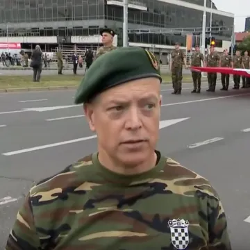 Na vojnom mimohodu svi pod istom zastavom: Od ratnih heroja do novih naraštaja