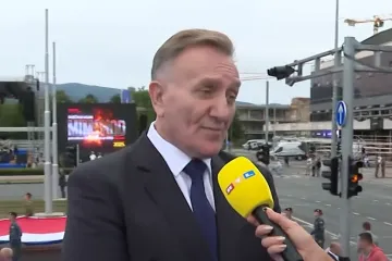 Lovrić objasnio zašto je prije 10 godina Kolindi poklonio zastavu: 'To nije protokolaran dar'