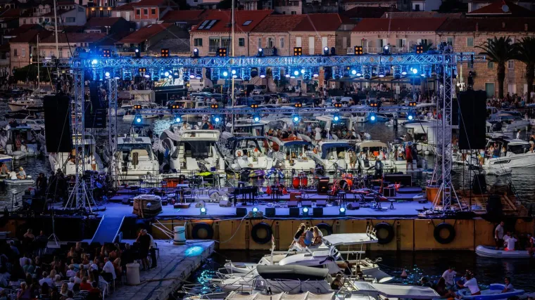 Glazbeni spektakl u Veloj Luci: Oliverove pjesme, nezaboravna karijera i sjećanja...