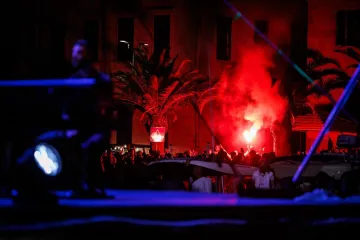 Glazbeni spektakl u Veloj Luci: Gomila ljudi, baklje i najljepše pjesme