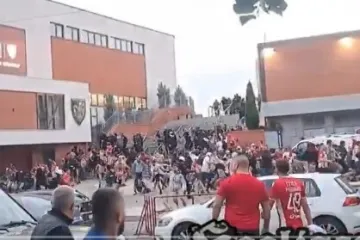 Stravične scene u Beogradu: Delije se brutalno potukle s policijom, snimke obilaze regiju