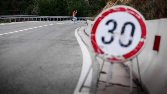 Strašna tragedija u BiH: Odronila se stijena i ubila suvozača, vozač teško ozlijeđen