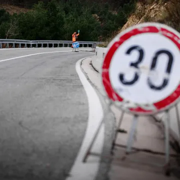 Strašna tragedija u BiH: Odronila se stijena i ubila suvozača, vozač teško ozlijeđen