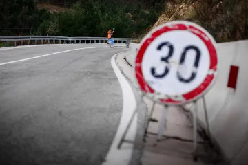 Strašna tragedija u BiH: Odronila se stijena i ubila suvozača, vozač teško ozlijeđen