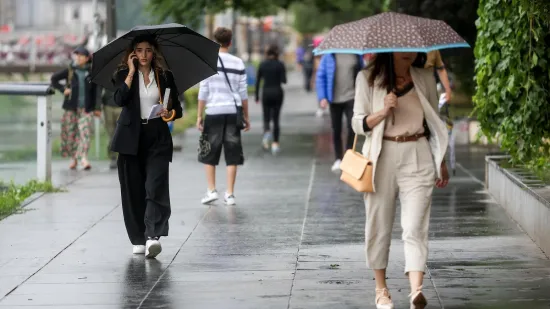 Mlada i top odjevena, ovako je glavnim gradom šetala djevojka pod kišobranom