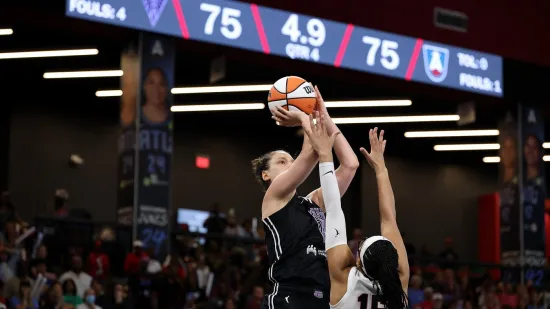 Bizarna završnica u WNBA-u: Neprimjeren rekvizit bačen s tribina ostavio gledatelje u šoku!