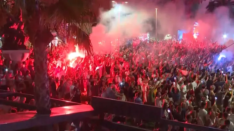 Tisuće kao jedno: Vela Luka pjesmom obilježila sedam godina od smrti Olivera