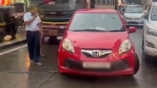 Neodgovorni vozač držao cijelu ulicu u blokadi, ali nitko nije ni zucnuo kada su vidjeli tko sjedi za volanom