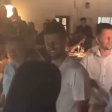 Đoković izvan kontrole: Partijao kao da sutra ne postoji, a kada je čuo jednu pjesmu odmah se popeo na stolicu
