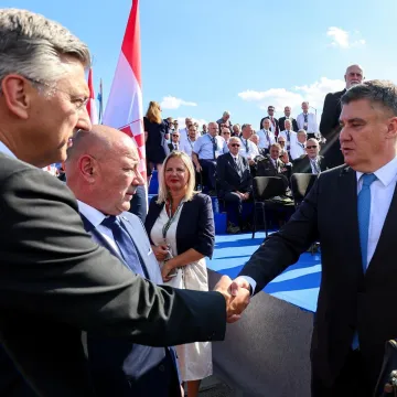 Nema trzavica, samo osmijeh i rukovanje! Pogledajte trenutak rukovanja Milanovića i Plenkovića