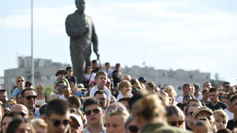 Uzvanici krenuli kući po završetku mimohoda, ali onda je počela ova pjesma i svi su stali