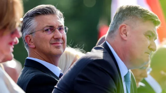 Bijelo odijelo, recitacije i tko kome sjedi s lijeva: Trenuci mimohoda koji se pamte