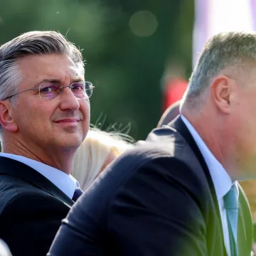 Bijelo odijelo, recitacije i tko kome sjedi s lijeva: Trenuci mimohoda koji se pamte