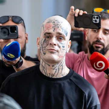 Kontroverzni reper doveden na sud u pratnji policije: Na čelu ima tetoviran Chanelov logo